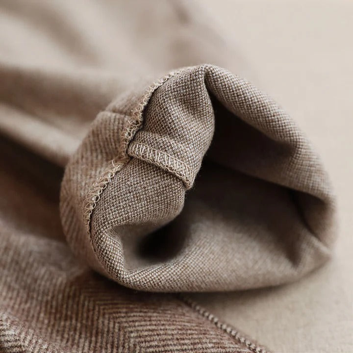 Pantalones elegantes de pura lana confeccionados a medida.
