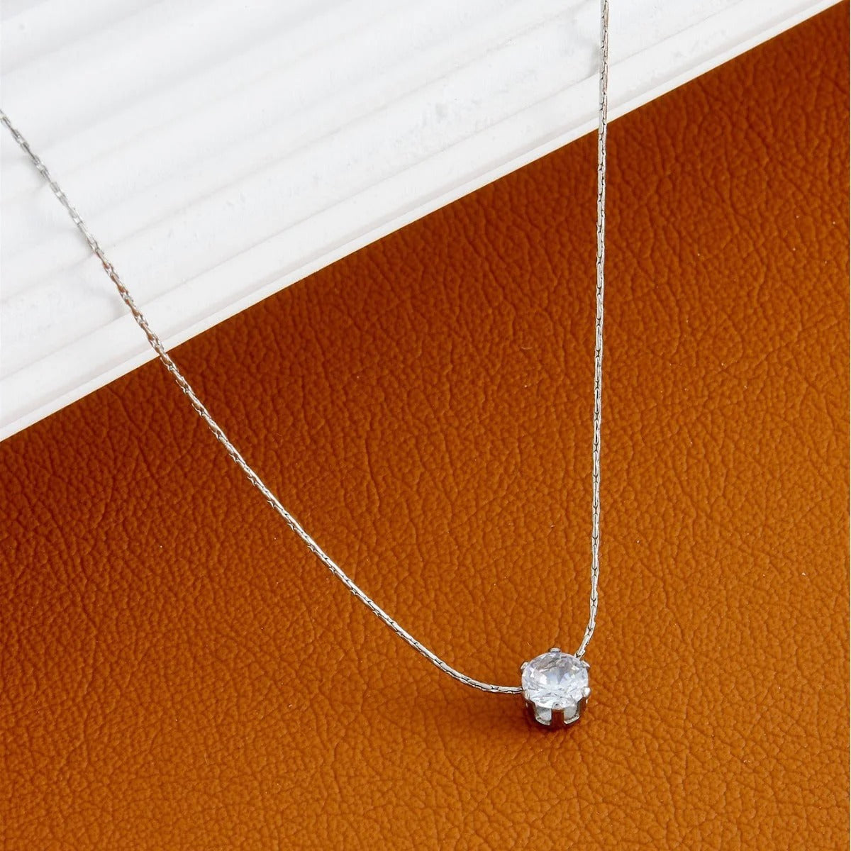 Collar con dije clásico minimalista