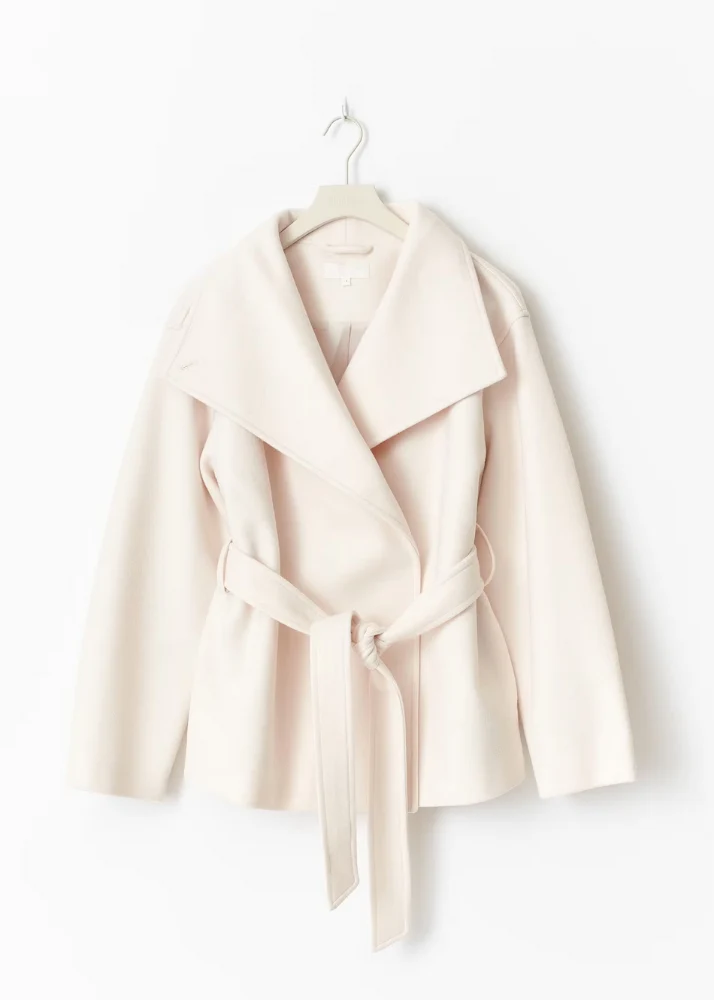 Chaqueta corta con cuello alto