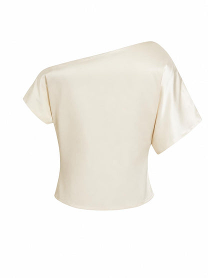 Top de satén con cuello asimétrico