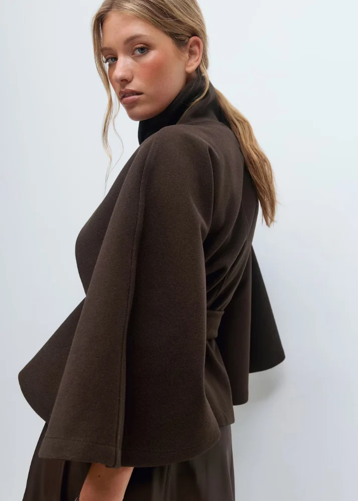 Chaqueta tipo capa con cinturón