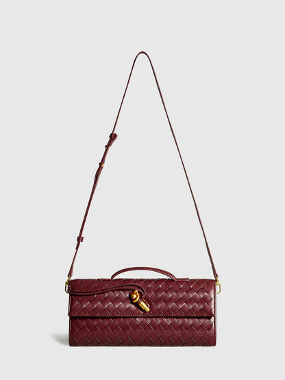 Bolso de mano tipo clutch con solapa tejida bidireccional