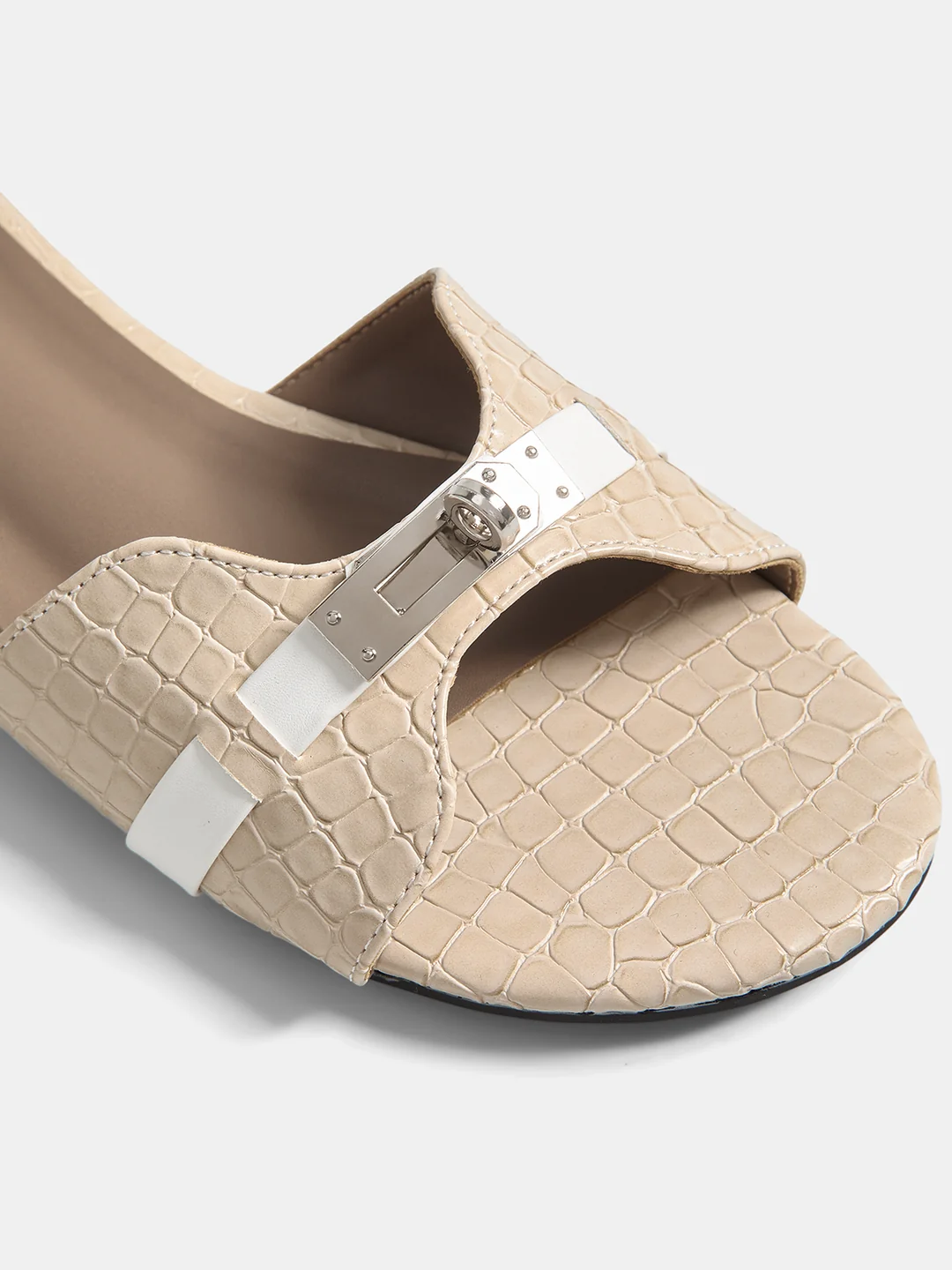Sandalias tipo chancla con hebilla y estampado de cocodrilo