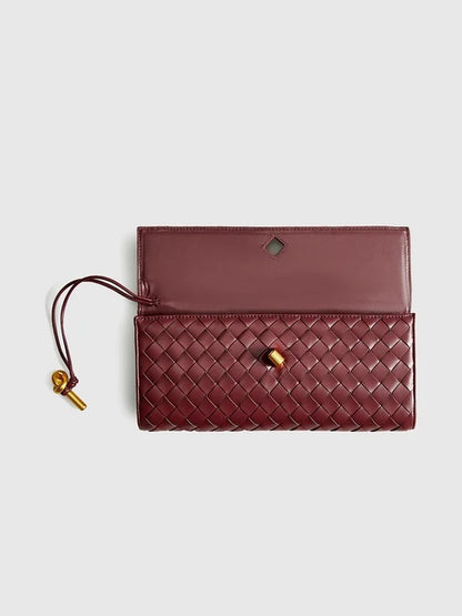 Bolso de mano tipo clutch con solapa tejida bidireccional