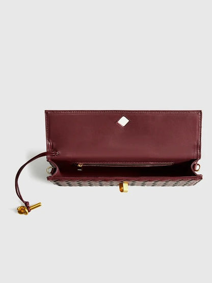 Bolso de mano tipo clutch con solapa tejida bidireccional