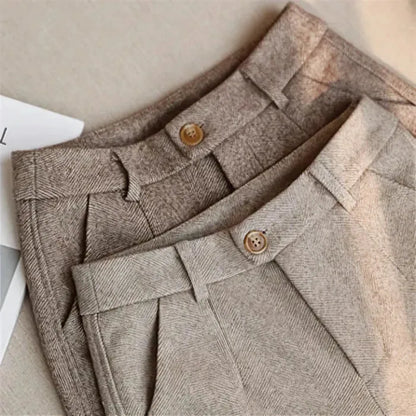 Pantalones elegantes de pura lana confeccionados a medida.