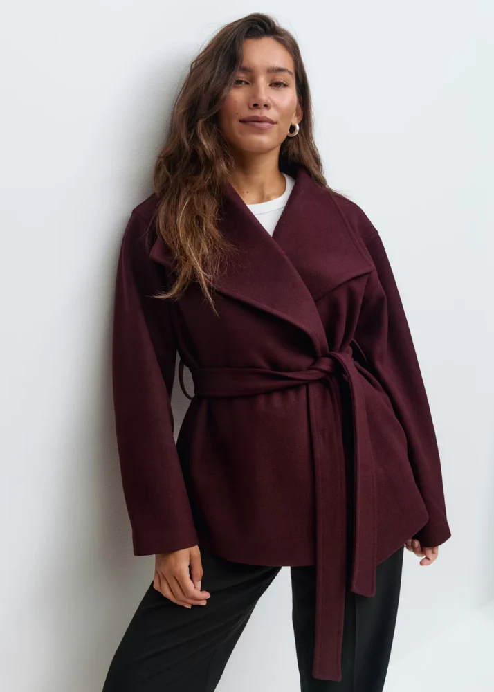 Chaqueta corta con cuello alto