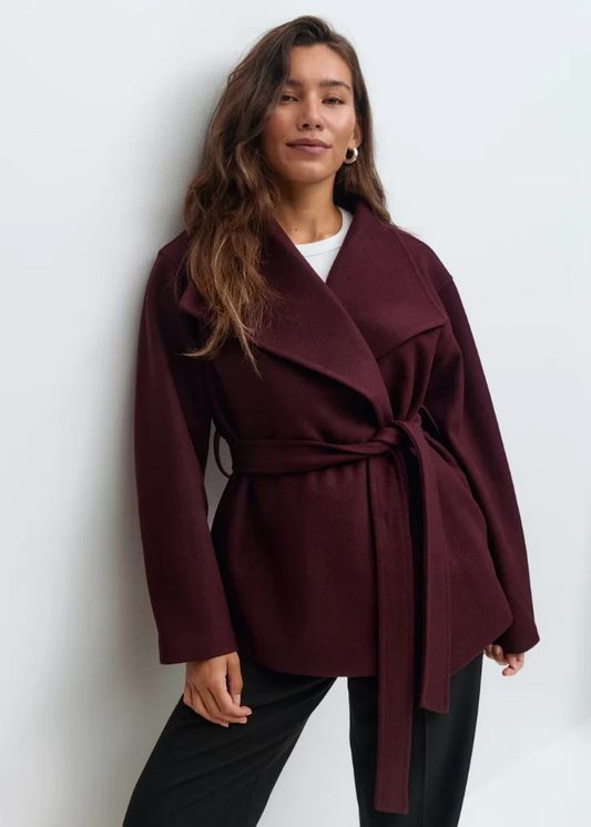 Chaqueta corta con cuello alto