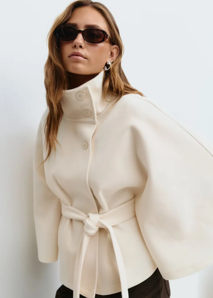 Chaqueta tipo capa con cinturón