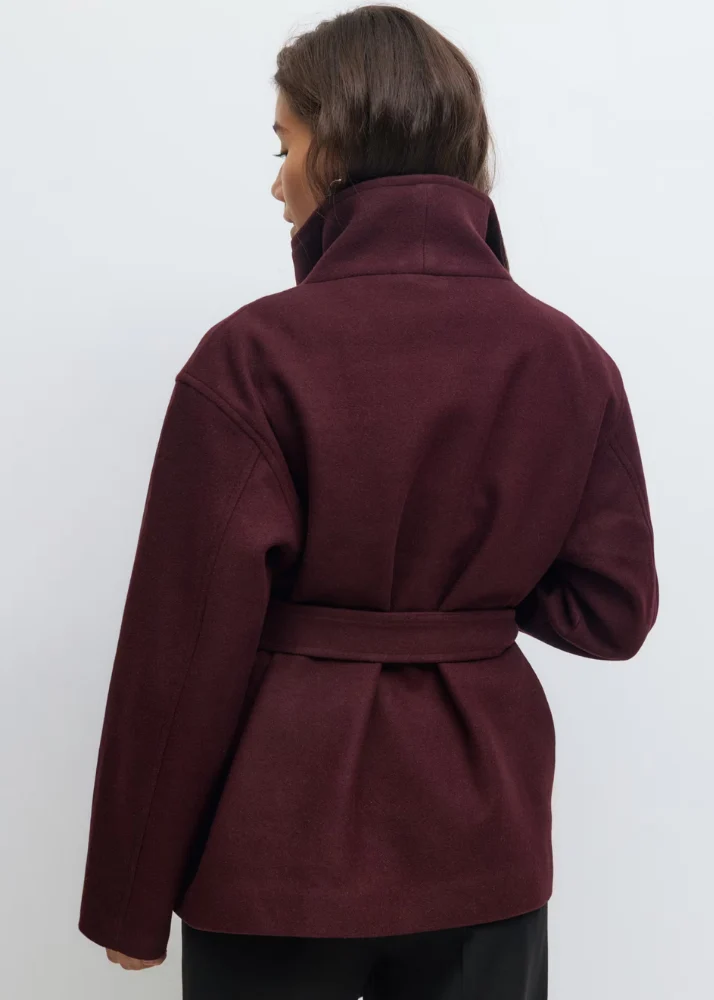 Chaqueta corta con cuello alto