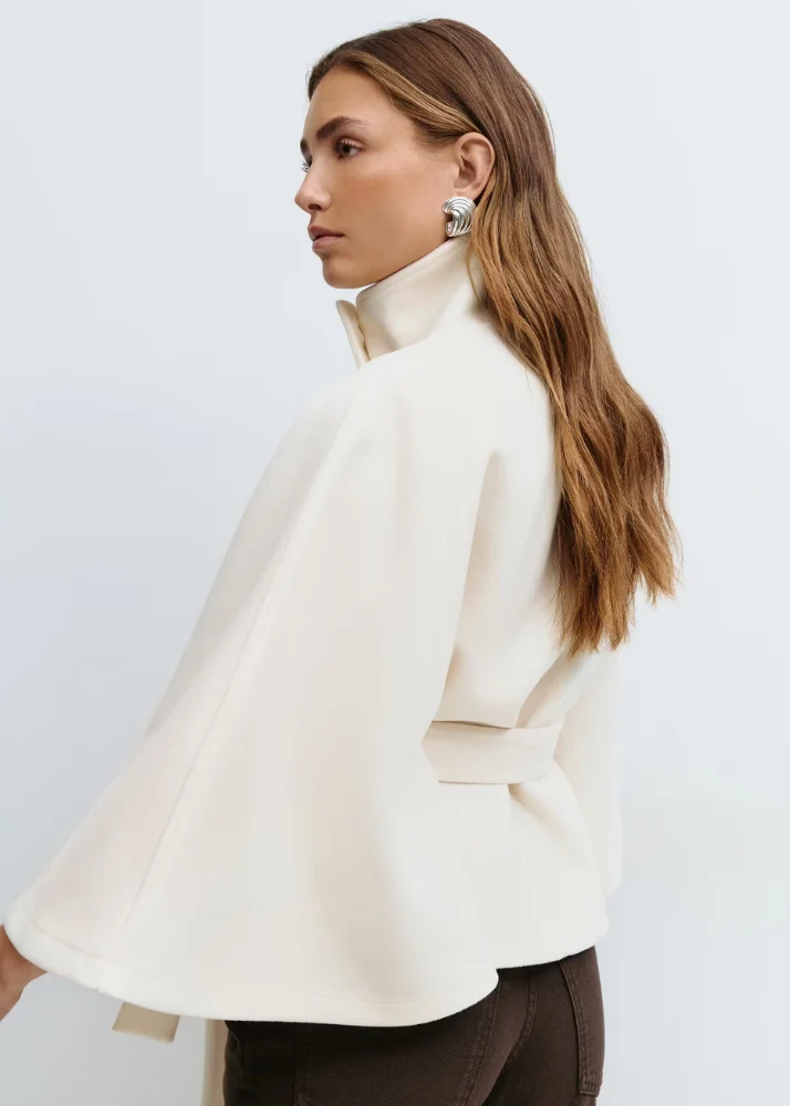 Chaqueta tipo capa con cinturón