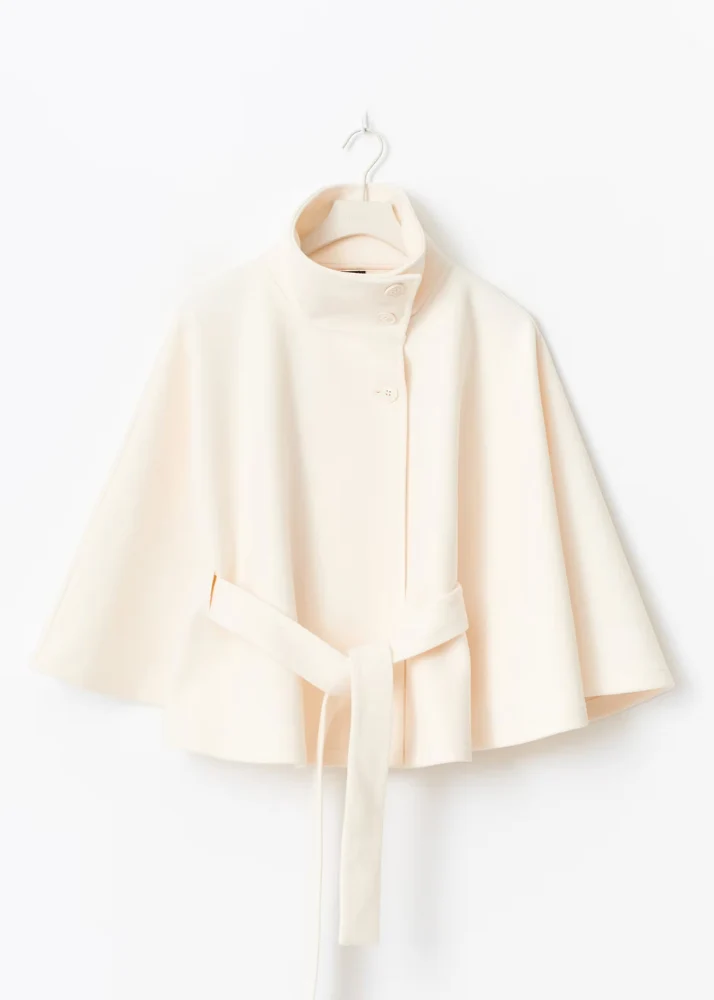 Chaqueta tipo capa con cinturón