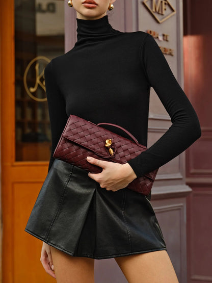 Bolso de mano tipo clutch con solapa tejida bidireccional