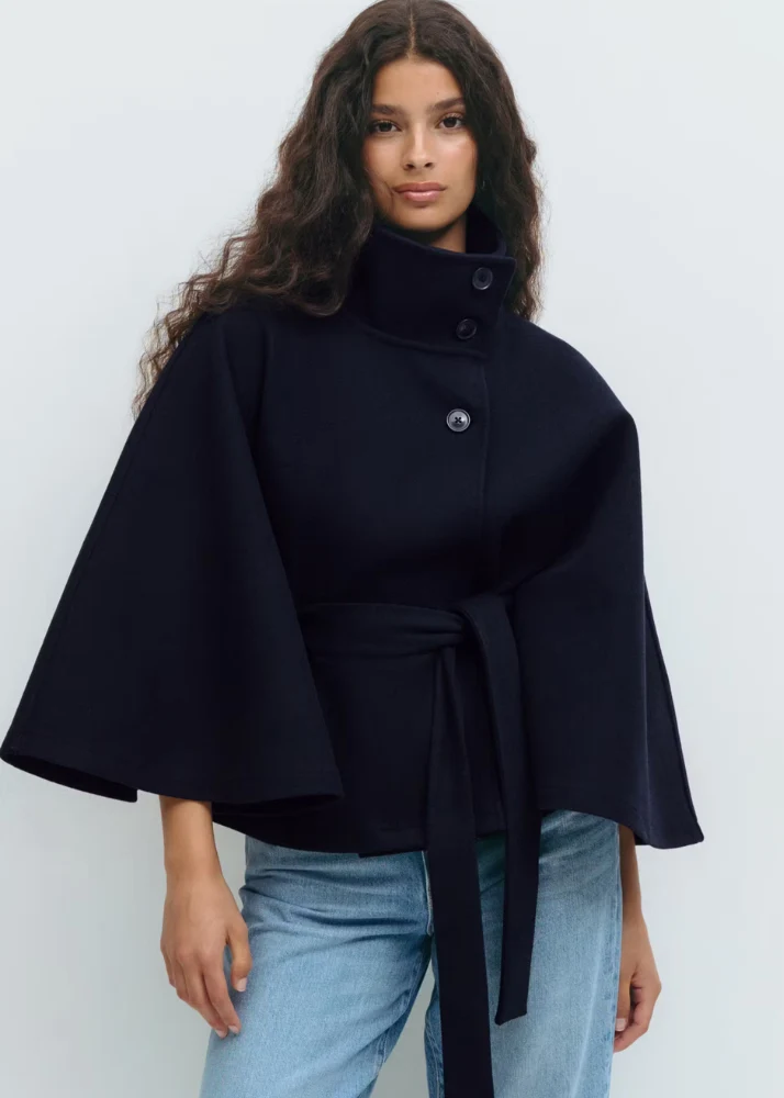 Chaqueta tipo capa con cinturón
