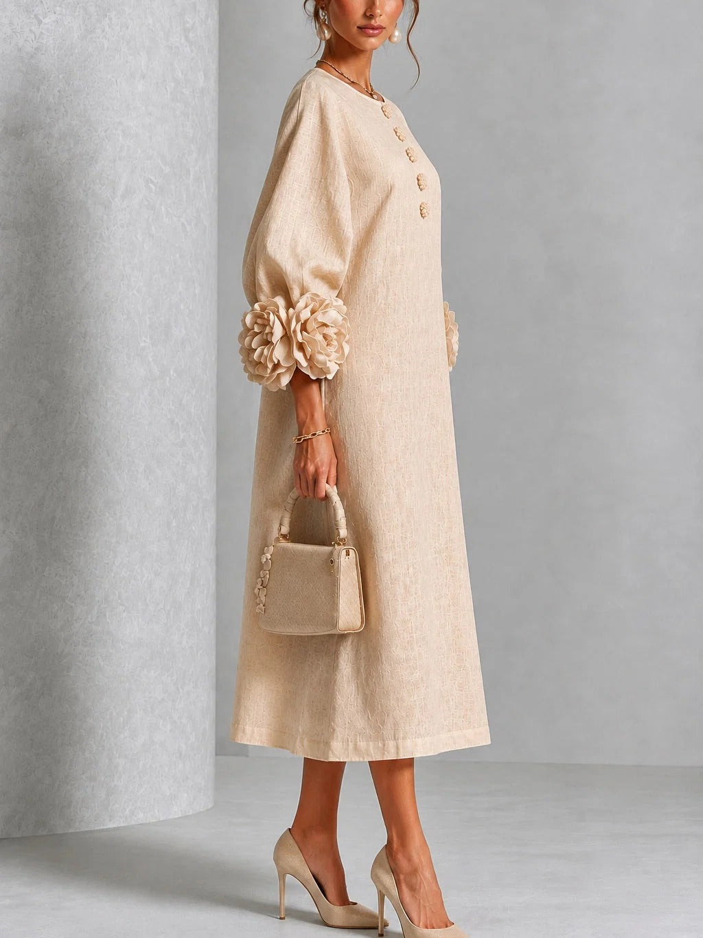 Vestido midi beige con estampado floral, botones y mangas florales extravagantes.