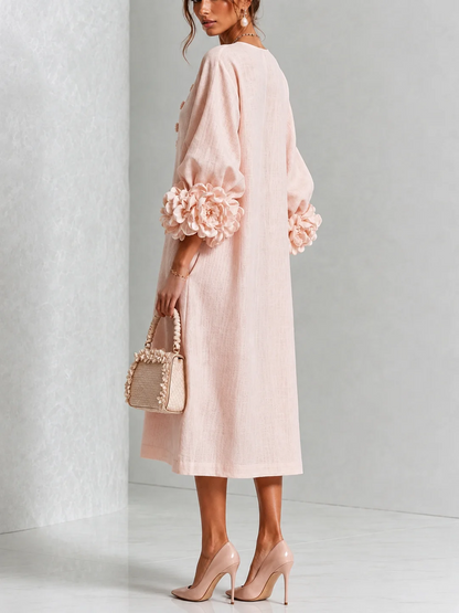 Vestido midi rosa con botones florales y mangas florales extravagantes.