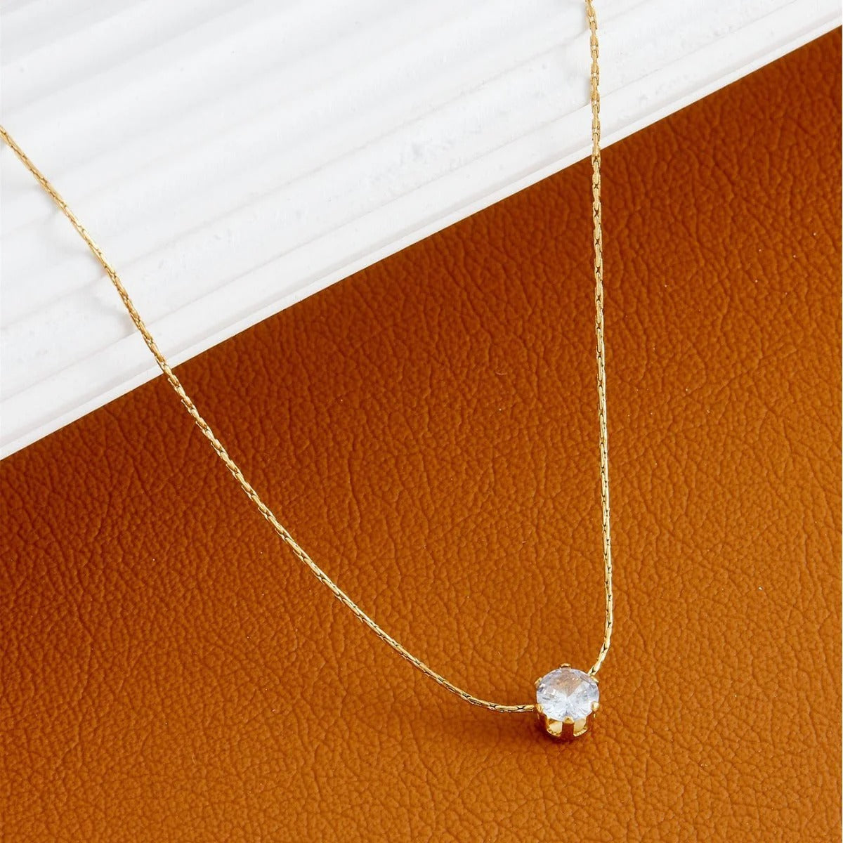 Collar con dije clásico minimalista