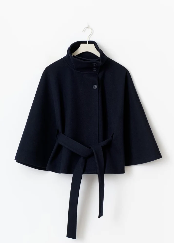 Chaqueta tipo capa con cinturón