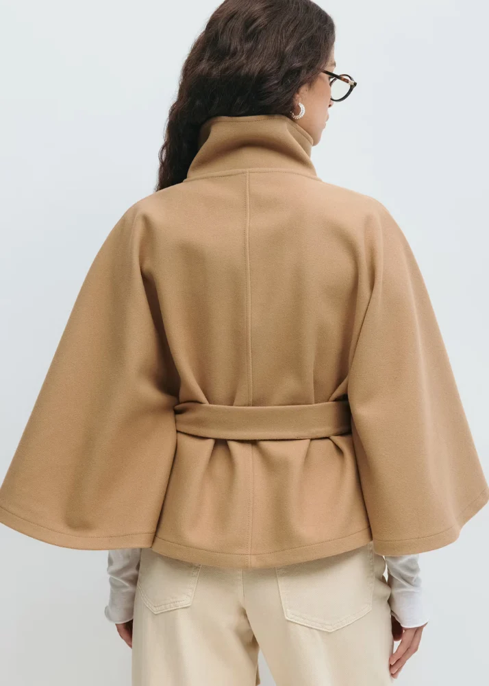 Chaqueta tipo capa con cinturón