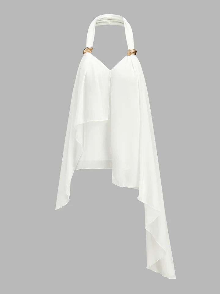 Top asimétrico fluido con detalles metálicos y escote halter.