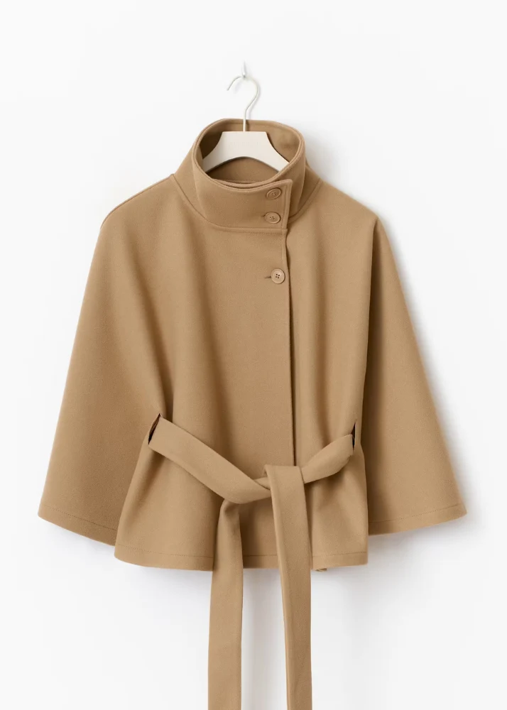 Chaqueta tipo capa con cinturón