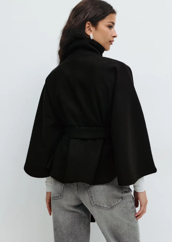 Chaqueta tipo capa con cinturón