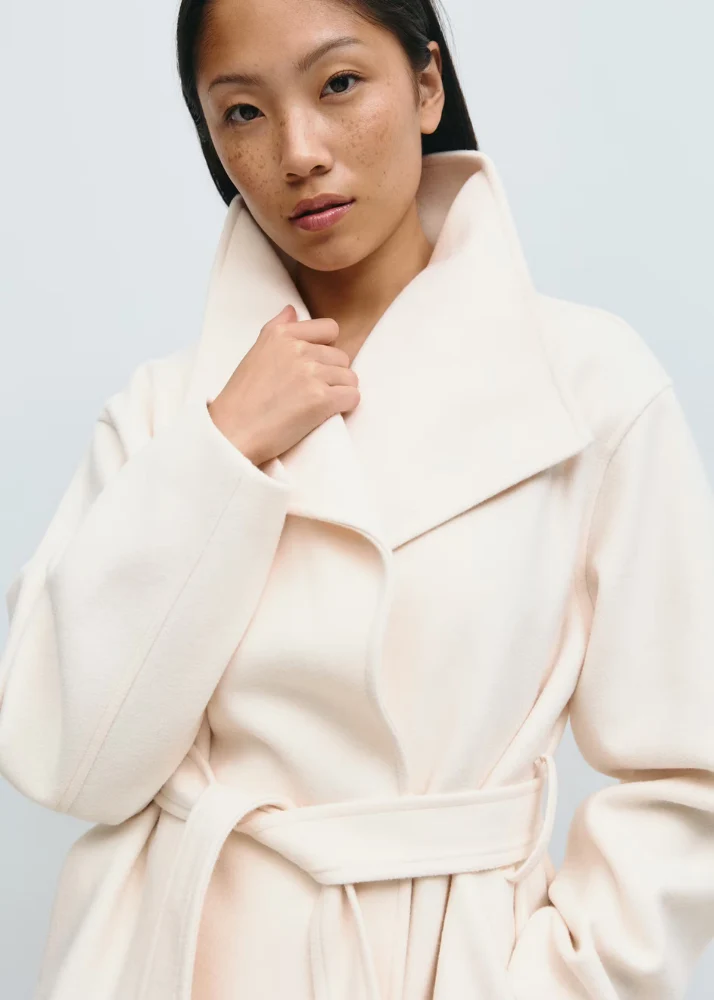 Chaqueta corta con cuello alto