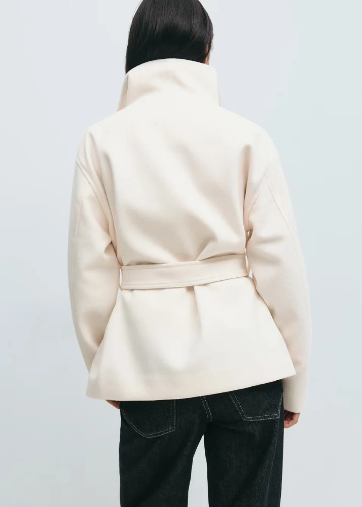Chaqueta corta con cuello alto