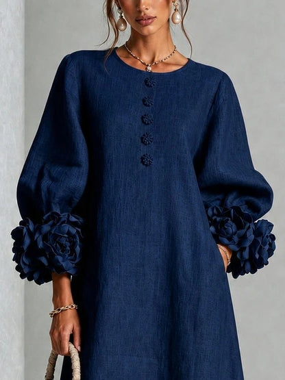 Vestido midi azul marino con botones florales y mangas florales extravagantes.