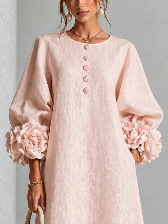 Vestido midi rosa con botones florales y mangas florales extravagantes.