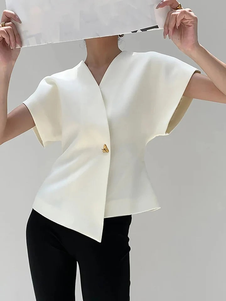 Blusa moderna con cuello en V y botones.