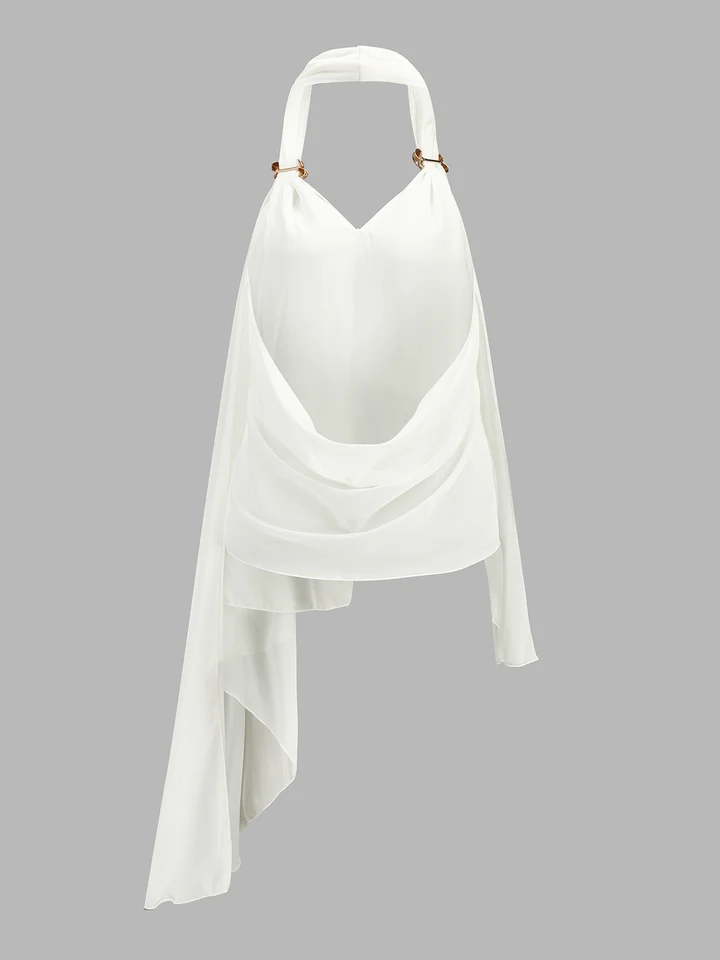 Top asimétrico fluido con detalles metálicos y escote halter.