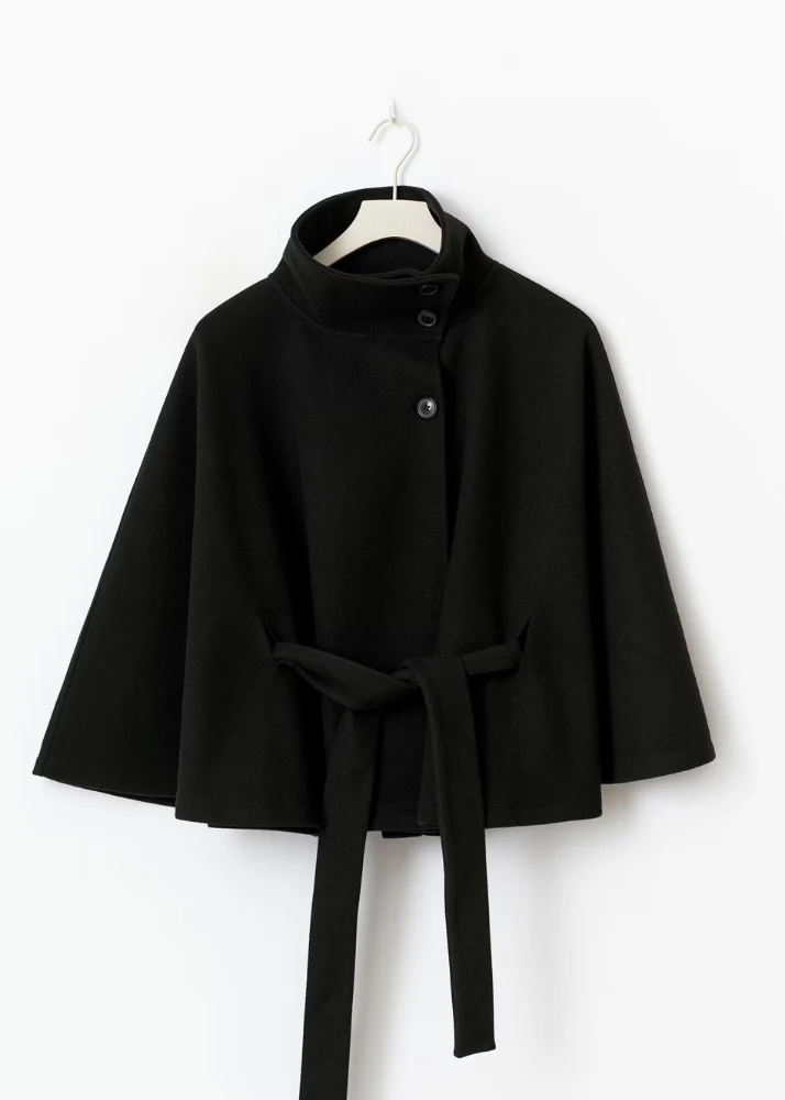 Chaqueta tipo capa con cinturón