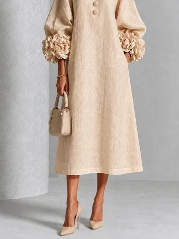 Vestido midi beige con estampado floral, botones y mangas florales extravagantes.