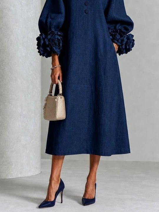 Vestido midi azul marino con botones florales y mangas florales extravagantes.