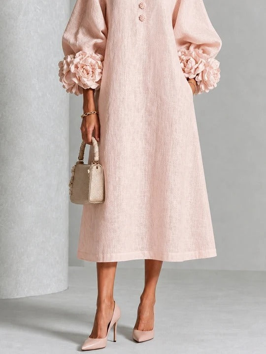 Vestido midi rosa con botones florales y mangas florales extravagantes.