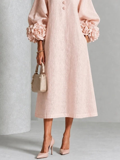 Vestido midi rosa con botones florales y mangas florales extravagantes.