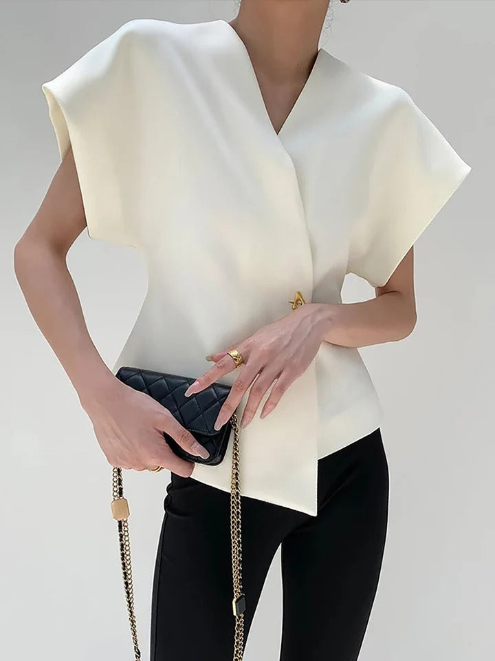 Blusa moderna con cuello en V y botones.