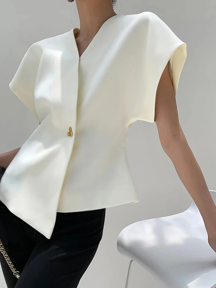 Blusa moderna con cuello en V y botones.