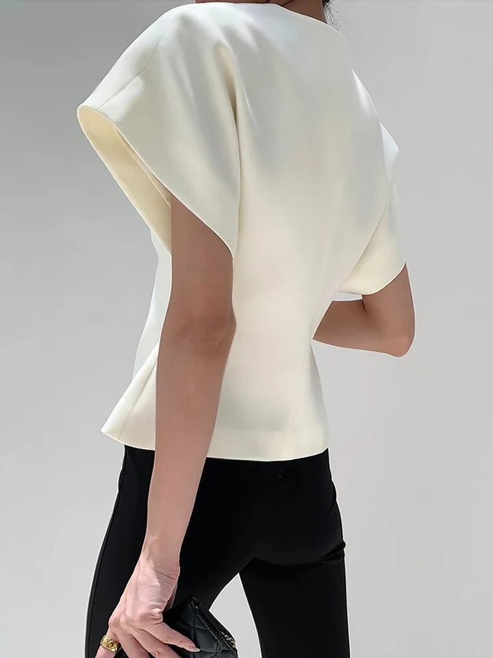 Blusa moderna con cuello en V y botones.