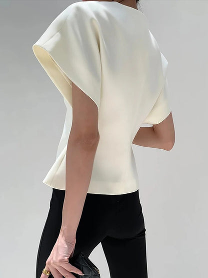 Blusa moderna con cuello en V y botones.