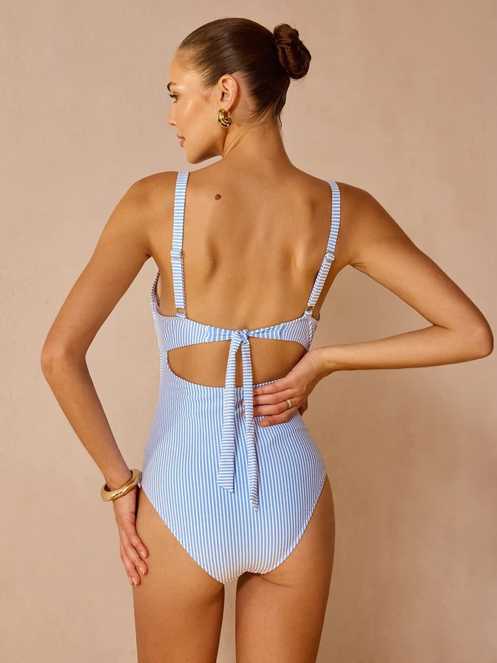 Traje de baño de una pieza con diseño retorcido y aberturas a rayas