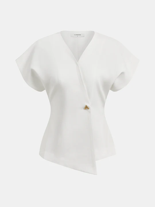 Blusa moderna con cuello en V y botones.