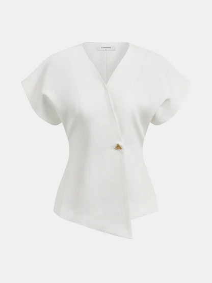 Blusa moderna con cuello en V y botones.