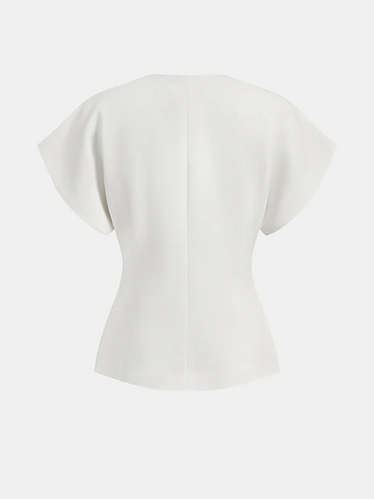 Blusa moderna con cuello en V y botones.