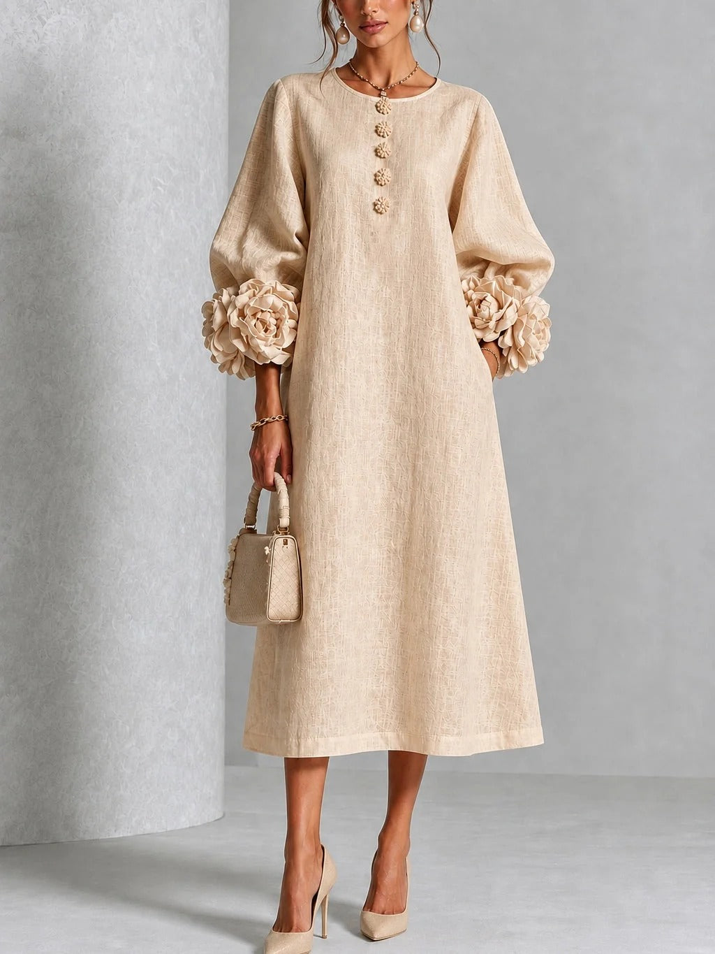 Vestido midi beige con estampado floral, botones y mangas florales extravagantes.