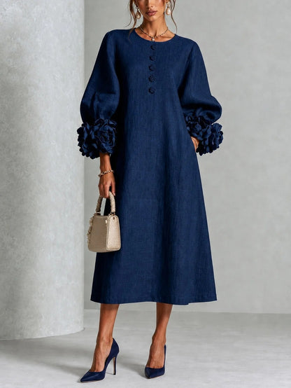 Vestido midi azul marino con botones florales y mangas florales extravagantes.