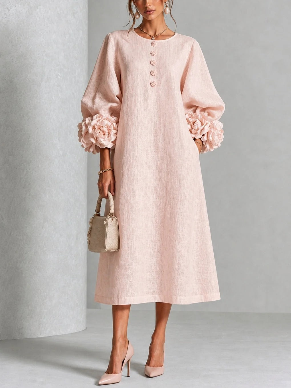 Vestido midi rosa con botones florales y mangas florales extravagantes.