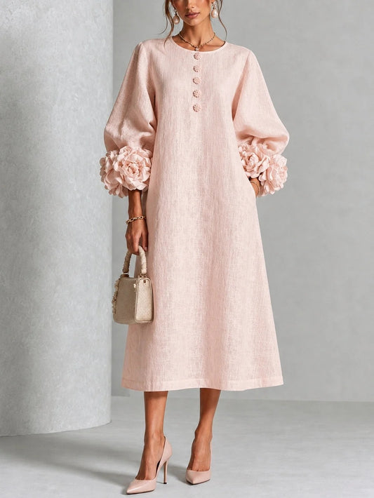 Vestido midi rosa con botones florales y mangas florales extravagantes.