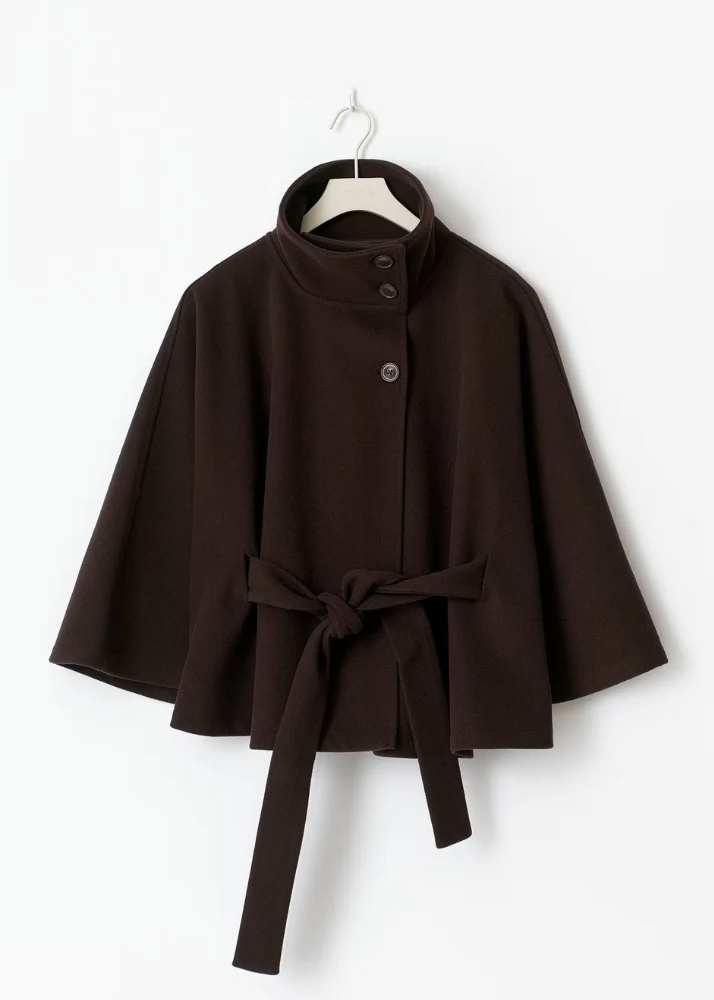 Chaqueta tipo capa con cinturón